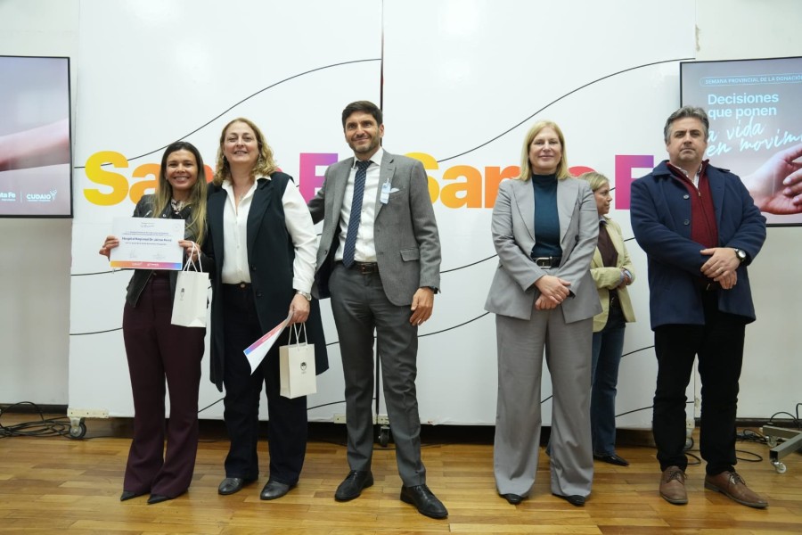 Natalia Weppler, directora del Hospital Jaime Ferr&eacute;, junto a la ministra de Salud, Silvia Ciancio, el gobernador Maximiliano Pullaro, la diputada nacional Gisela Scaglia y el ministro Pablo Cococcioni