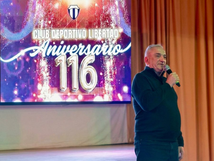 El legislador por nuestro Departamento dirigi&eacute;ndose a los asistentes a la celebraci&oacute;n.