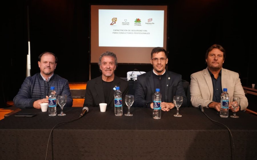 EN LA ESTACION. Sergio Aladio, Carlos Torres, Leonardo Viotti y Hern&aacute;n Heinzmann, durante la interesante capacitaci&oacute;n que se realiz&oacute; ante varios camioneros presentes.