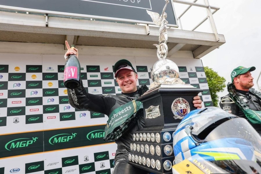 Daniel Ingham con el trofeo logrado en el Gran Premio de Manx de 2024.