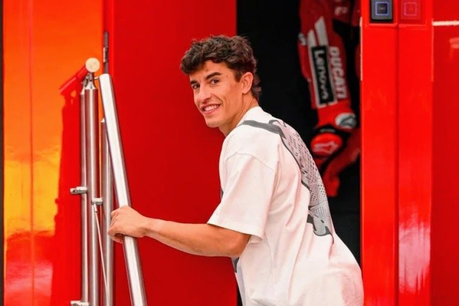 Marc M&aacute;rquez en el momento de su ingreso a la sala m&eacute;dica de Mugello.