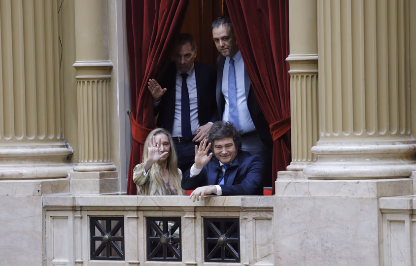 El presidente Javier Milei y equipo en el Congreso.