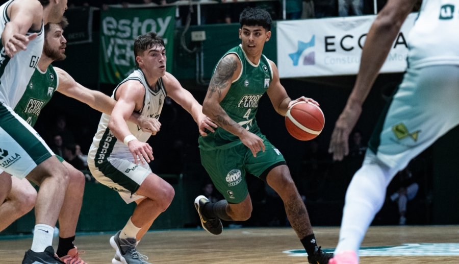 EN CABALLITO. El equipo verdolaga sigue con vida.
