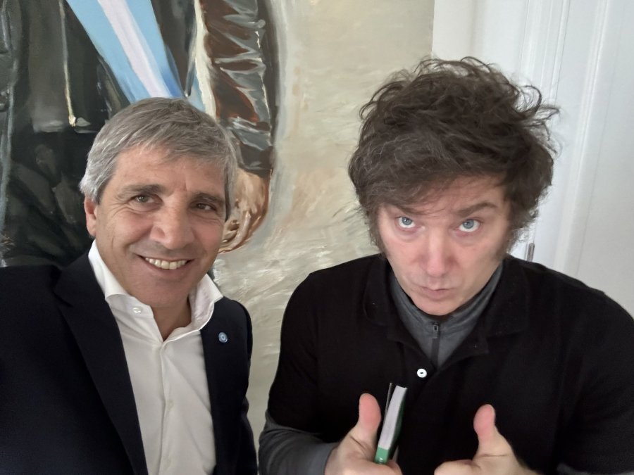 INSOLITO. El presidente Javier Milei y el ministro de Econom&iacute;a Luis Caputo expusieron cifras diferentes sobre la reducci&oacute;n de la pobreza en la Argentina.