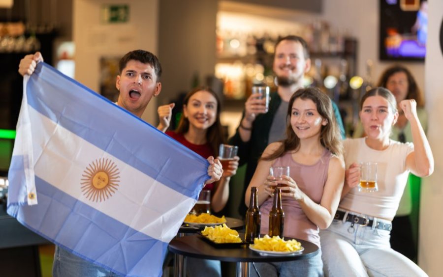 EUFORIA. A d&iacute;as del inicio de la Copa del Mundo 2026, los argentinos ya empiezan a organizar su presupuesto para definir c&oacute;mo, con qui&eacute;n y cu&aacute;nto gastar para seguir a &ldquo;La Scaloneta&rdquo;.