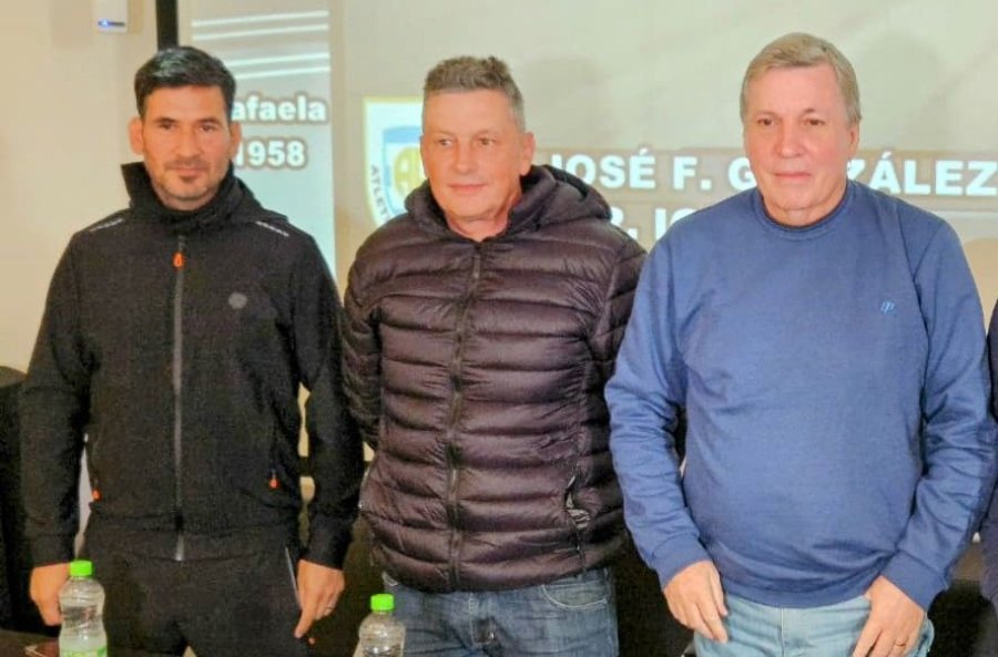 Rodrigo Scavino, Gustavo Belinde y V&iacute;ctor Hugo Fux en la conferencia.