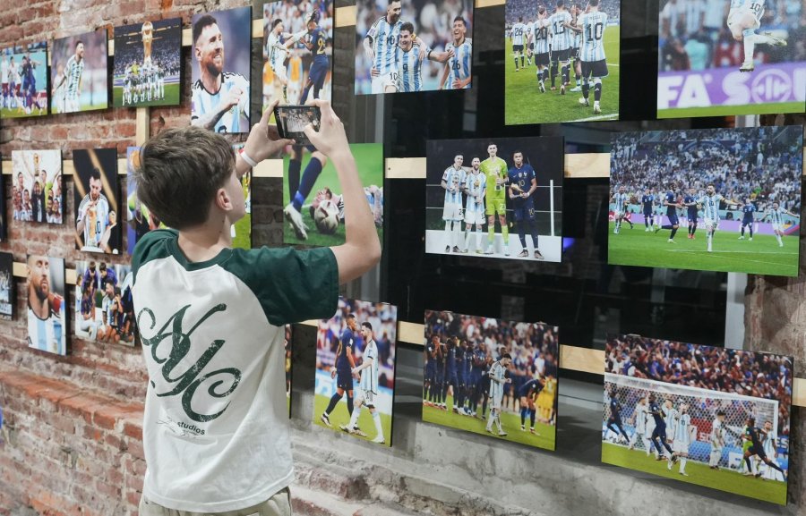 MUESTRA FOTOGRAFICA. La exposici&oacute;n incluye el Bal&oacute;n de Oro y el Bot&iacute;n de Oro del capit&aacute;n argentino y podr&aacute; visitarse gratuitamente hasta el 12 de junio en El Molino de la ciudad de Santa Fe.