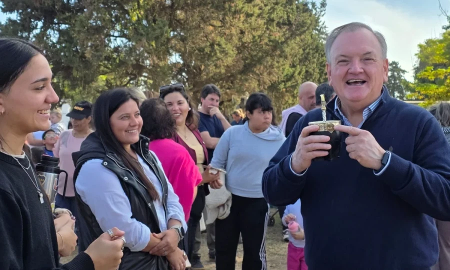 El senador compartiendo con la comunidad.