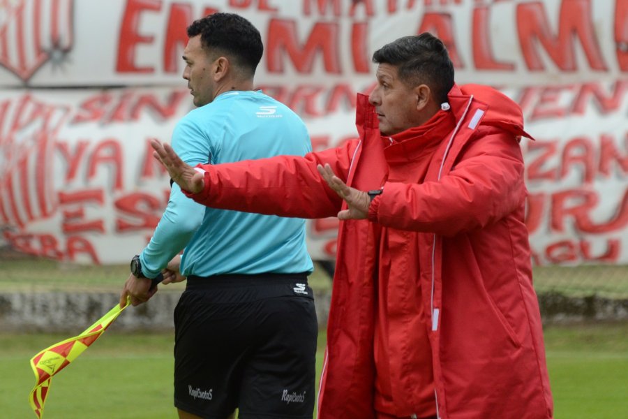 SUMO AFUERA. El equipo de Marcelo Varela se trajo un punto.