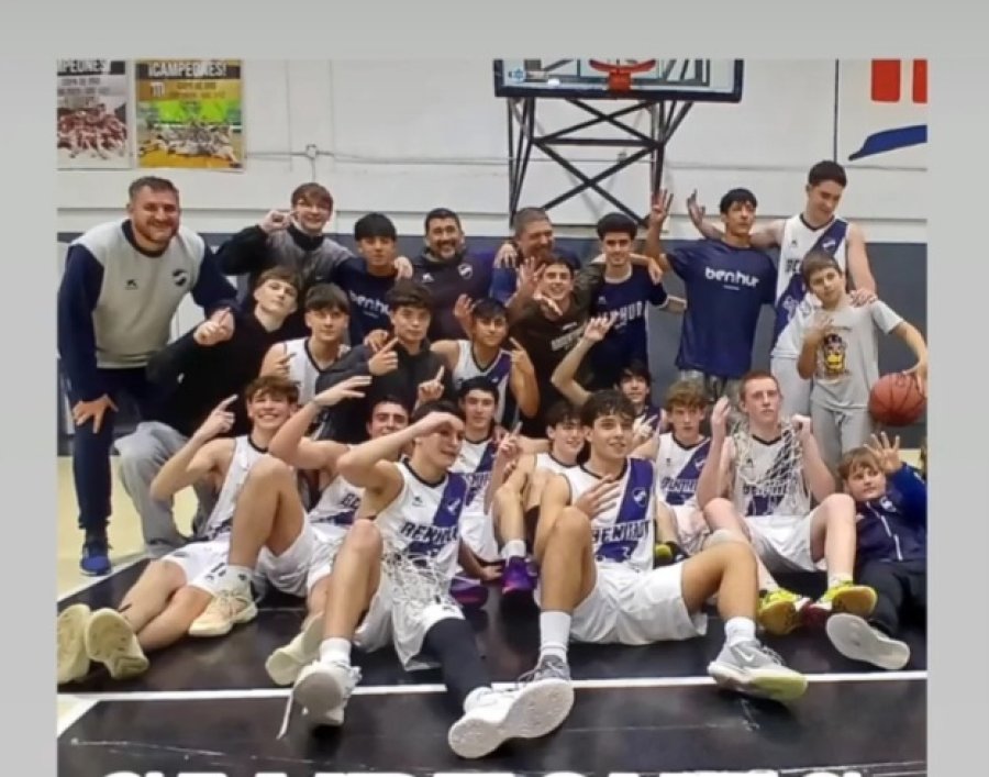 FESTEJO. El equipo gan&oacute; la final en el Carlos Colucci.
