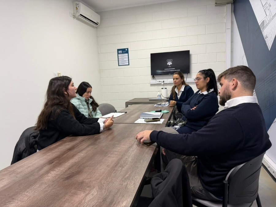 Durante las visitas se abordan distintos aspectos de la gesti&oacute;n integral de residuos.