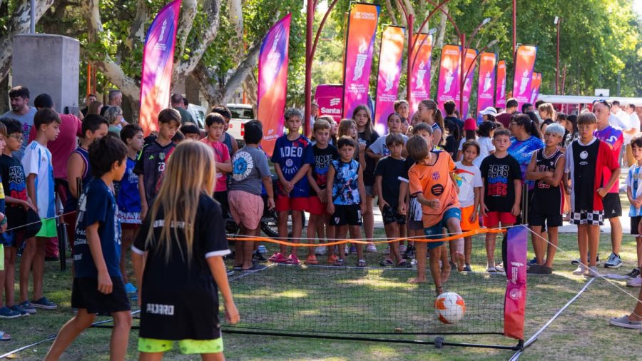 Un grupo de ni&ntilde;os disfrutando del tour interactivo que llegar&aacute; a nuestra comunidad.