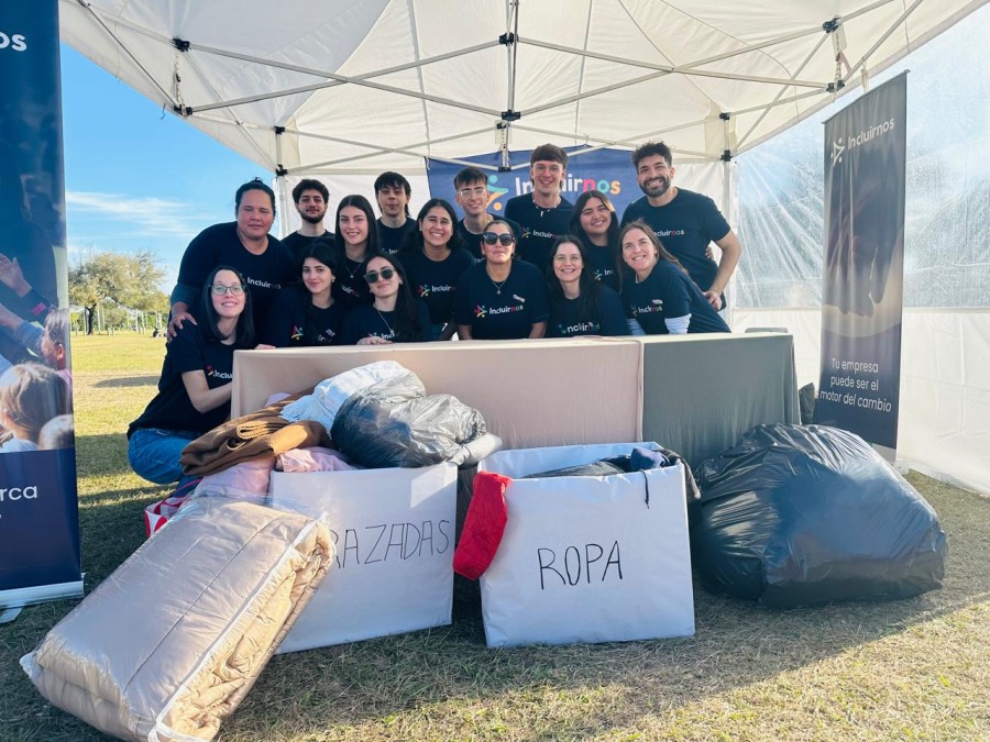 Los j&oacute;venes voluntarios de la Asociaci&oacute;n Incluirnos en uno de los stands instalados en la ciclov&iacute;a para recibir los aportes solidarios de las familias rafaelinas.