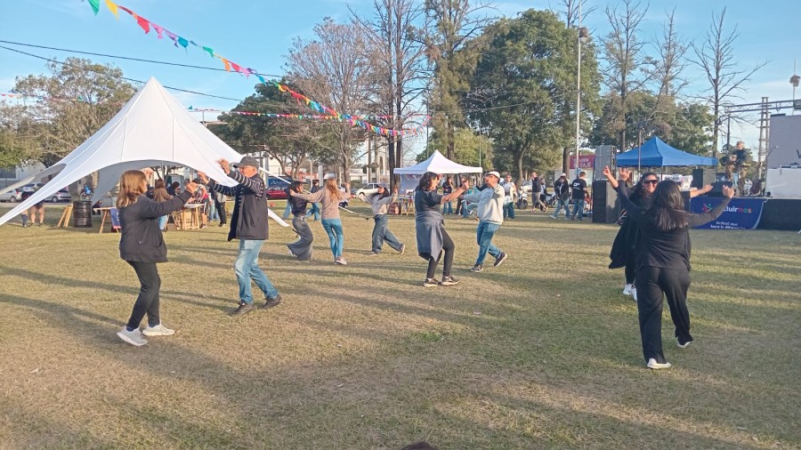 La convocatoria de Incluirnos se transform&oacute; en un espacio de encuentro y de baile sobre la hierba del predio de la ciclov&iacute;a. (FOTO MMR)