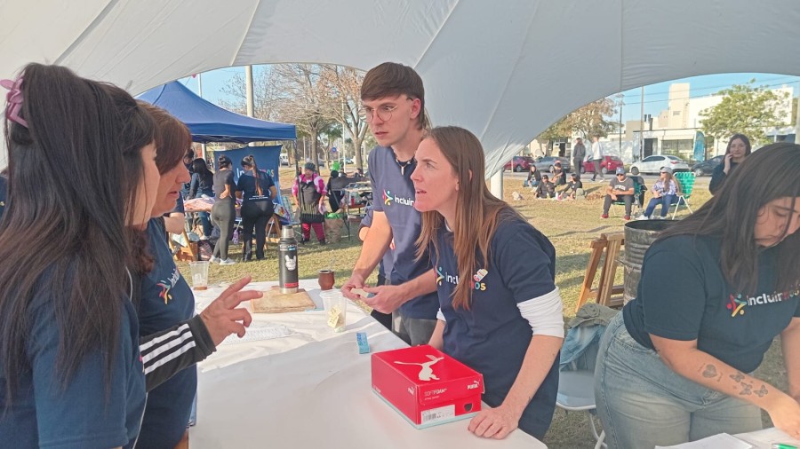 Los voluntarios de Incluirnos durante la venta de n&uacute;meros para el sorteo. (FOTO MMR)
