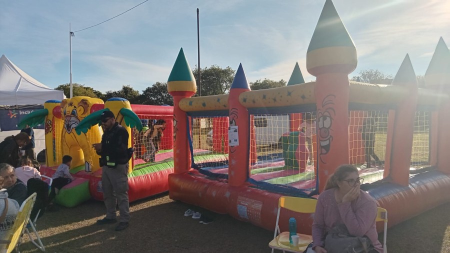 Los m&aacute;s chicos de las familias pudieron disfrutar de los castillos inflables en una tarde de s&aacute;bado a pleno sol. (FOTO MMR)