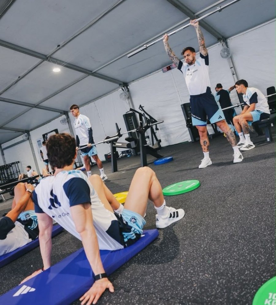 Los jugadores de la Selecci&oacute;n arrancaron el trabajo este lunes en el gimnasio.  (FOTO X@ARGENTINA)