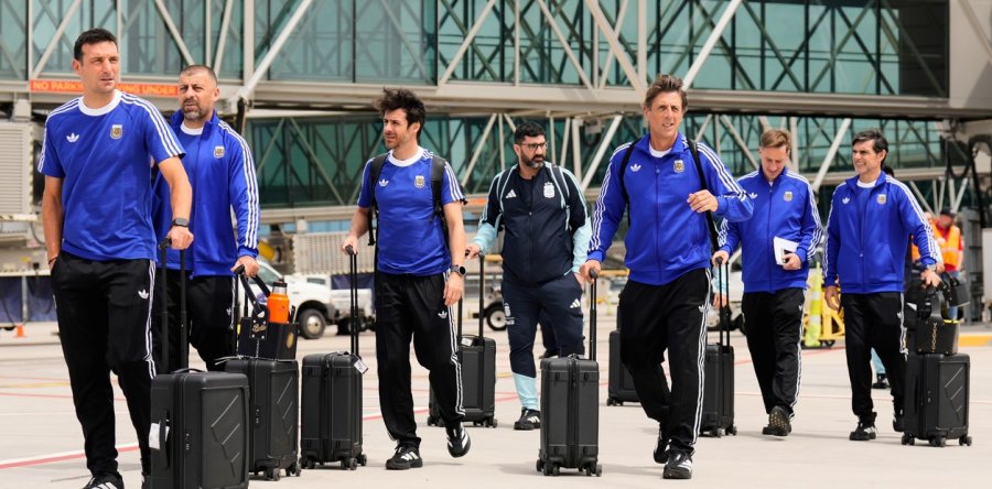 Lionel Scaloni, Walter Samuel, Pablo Aimar y Roberto Ayala entre otros integrantes del cuerpo t&eacute;cnico de la Selecci&oacute;n al bajar del avi&oacute;n este domingo en Kansas City.