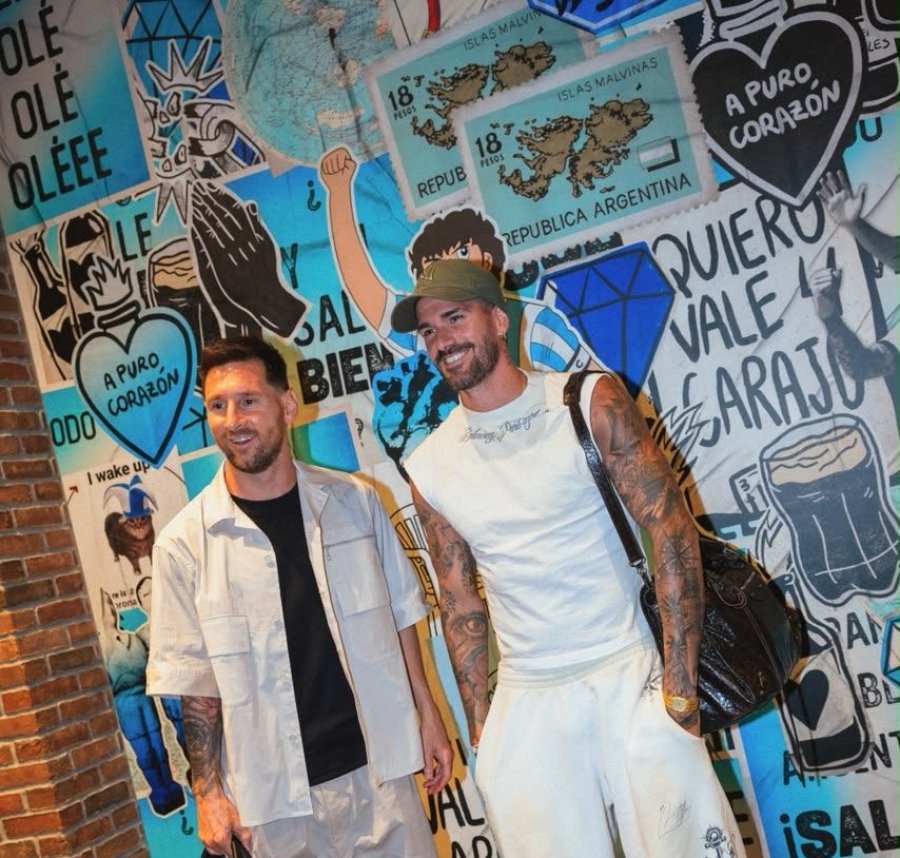 Messi y De Paul llegaron en un vuelo privado el domingo por la noche. (FOTO X@ARGENTINA)