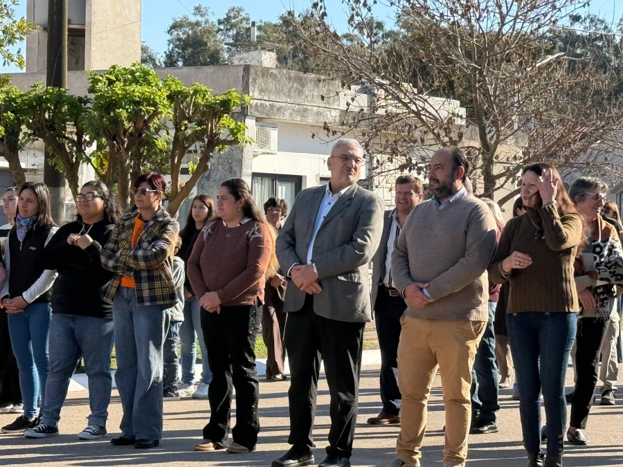 Alcides Calvo y Marcos Andr&eacute;s con los fieles en la procesi&oacute;n.