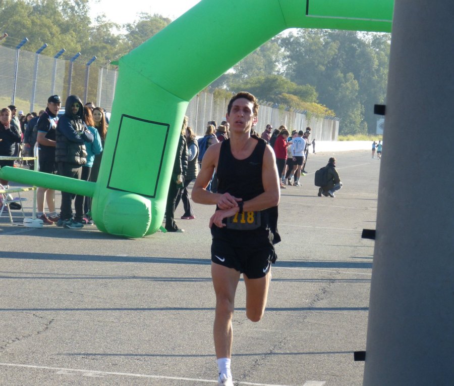 Emanuel Asselborn se impuso en la general de los 15k.
