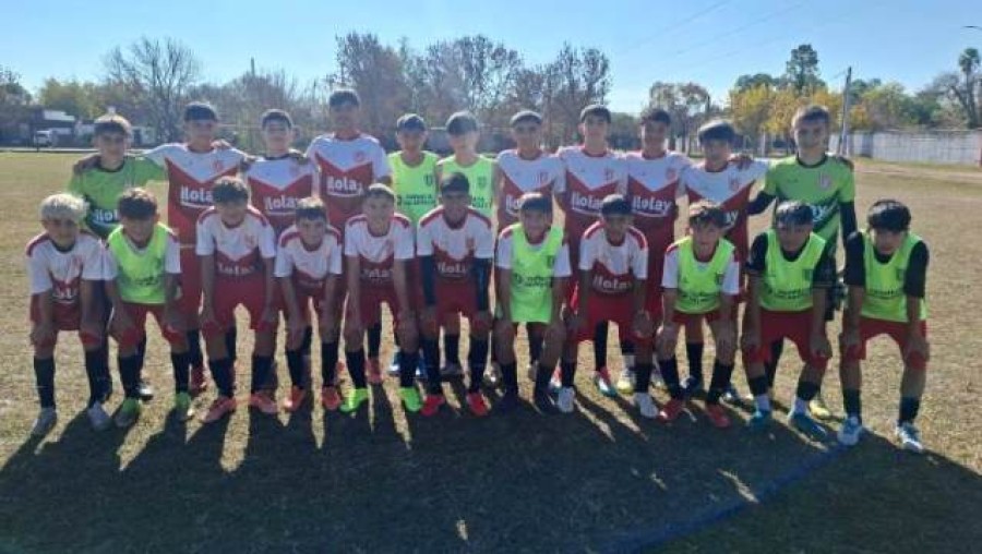 PLANTEL. Los chicos jugaron un amistoso el fin de semana.