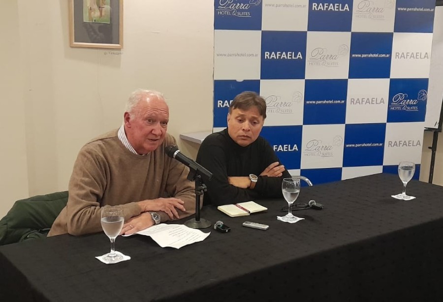 Rodolfo Zehnder y Santiago De Luca el jueves pasado durante la charla sobre la dimensi&oacute;n de lo sagrado en la obra de Borges.