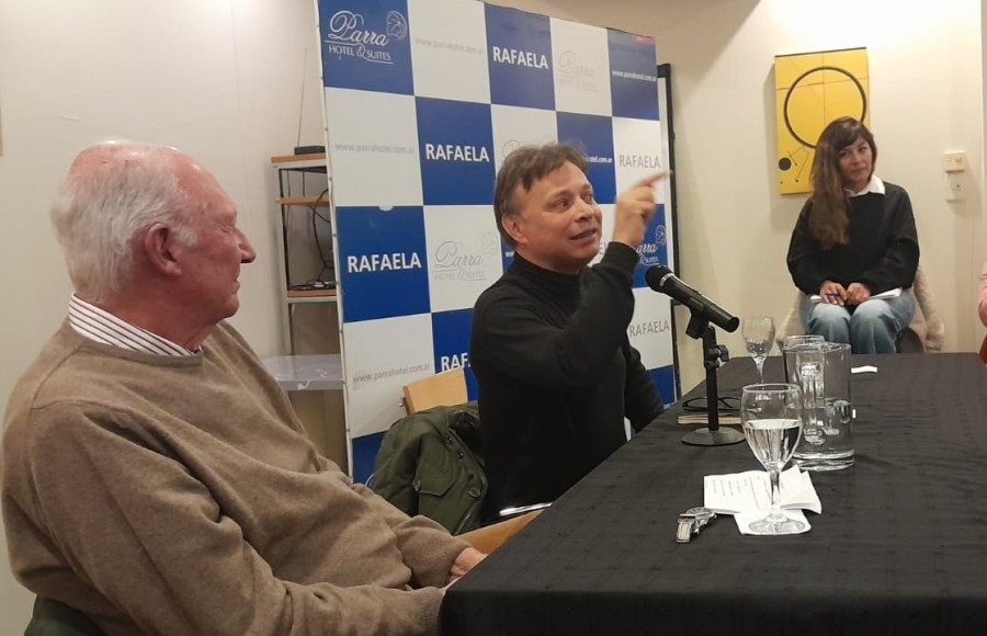Santiago De Luca brind&oacute; una suerte de clase abierta para redescubrir a uno de los escritores m&aacute;s importantes de la literatura universal como lo fue Jorge Luis Borges. (FOTO RZ)