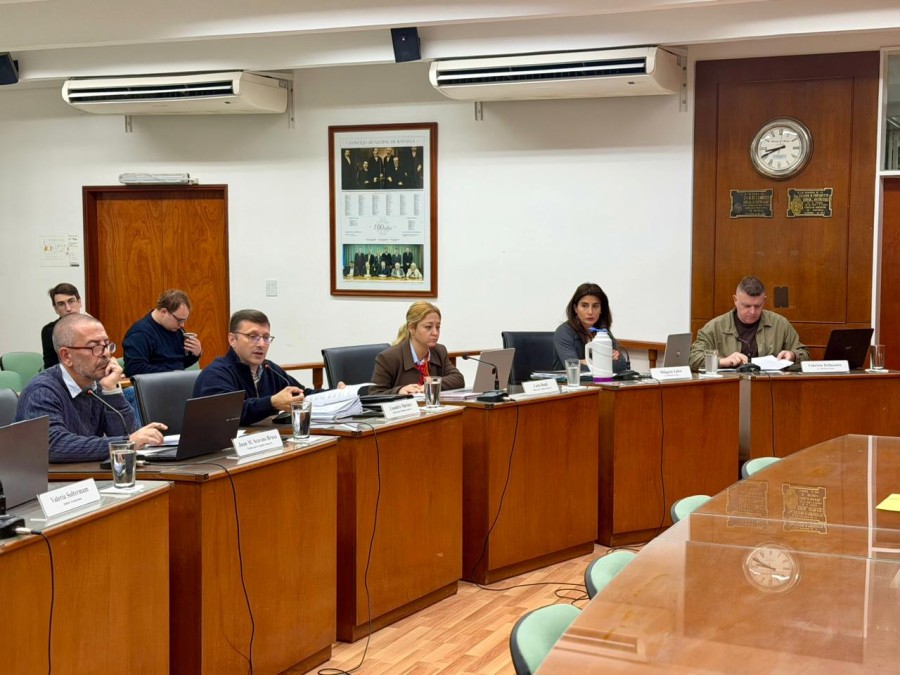 Concejales del oficialismo y de La Libertad Avanza en la ma&ntilde;ana de este lunes al participar de la reuni&oacute;n de comisiones. (FOTO PRENSA CONCEJO)