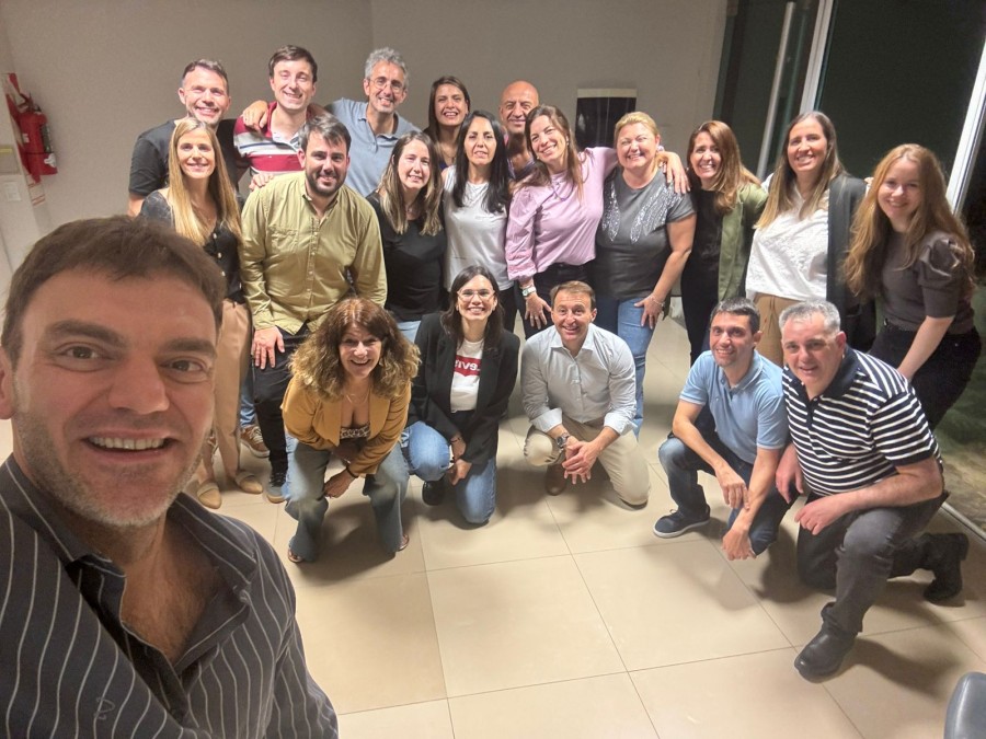 Profesionales en Ciencias Econ&oacute;micas que integran la conducci&oacute;n de AGCECOS. (FOTO AGCECOS)
