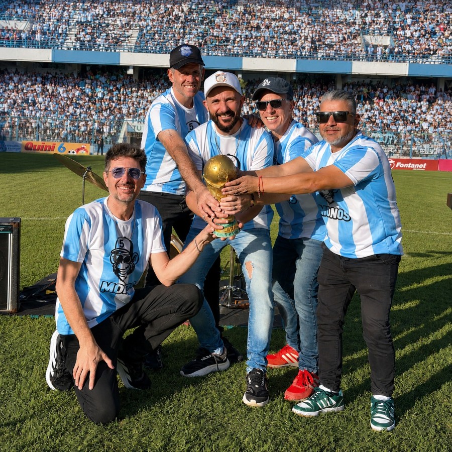 Ale Del Bono, Rodo Ingaramo, Ariel Yuste, Guille Scalenghe y Germ&aacute;n Morales con la Copa del Mundo en el estadio Monumental del Club Atl&eacute;tico.