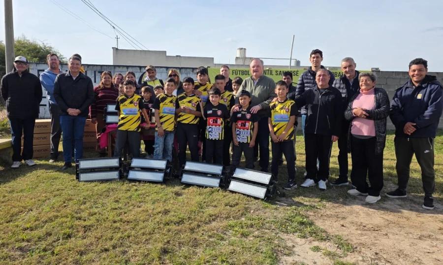 Entrega de reflectores en la escuelita de fútbol.