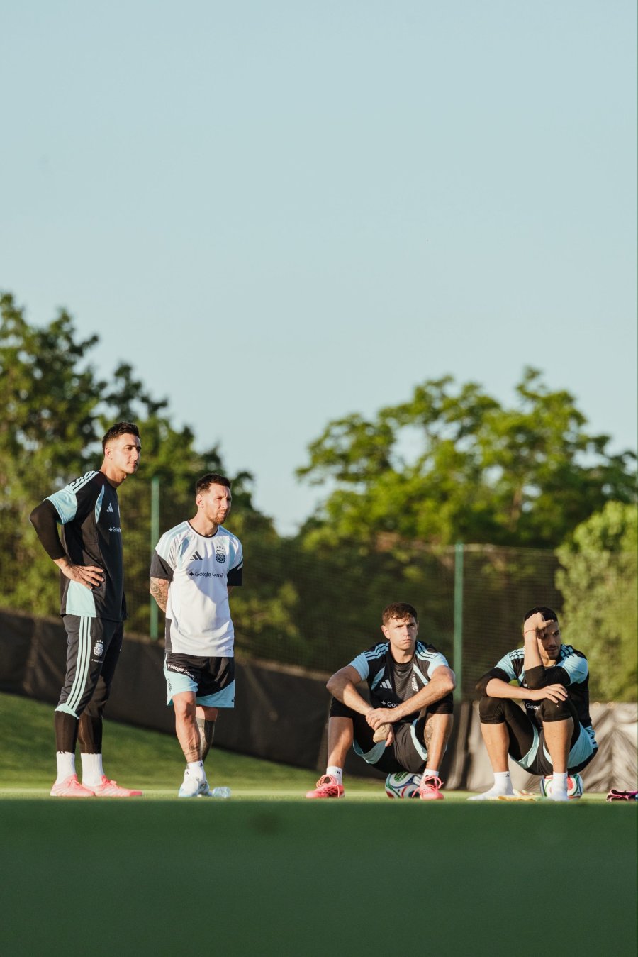 EN LA PRIMERA PRACTICA. Scaloni, Messi, Dibu Martinez y Romero.