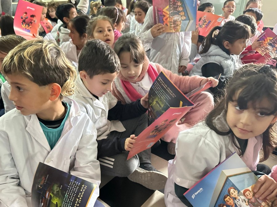 Los alumnos del turno tarde de la Escuela Belgrano con sus &aacute;lbumes de la campa&ntilde;a Vax Team. (FOTO SCS)