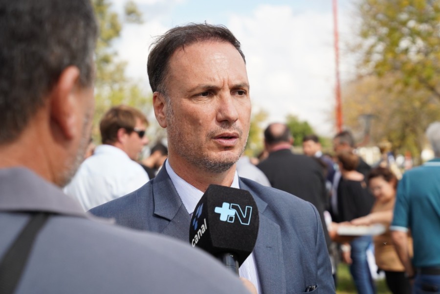 "Con este acceso renovado mejoramos la transitabilidad, aumentamos la visibilidad nocturna con nuevas luminarias LED y optimizamos la circulaci&oacute;n diaria de los vecinos con la construcci&oacute;n de las colectoras&rdquo;, remarc&oacute; el ministro Enrico. (FOTO SCS)