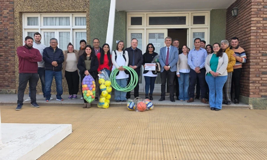 El grupo que particip&oacute; del acto frente a la Comuna.