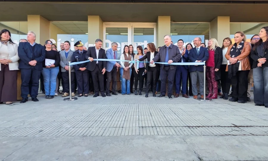 Con el corte de cintas quedó oficializada la inauguración.