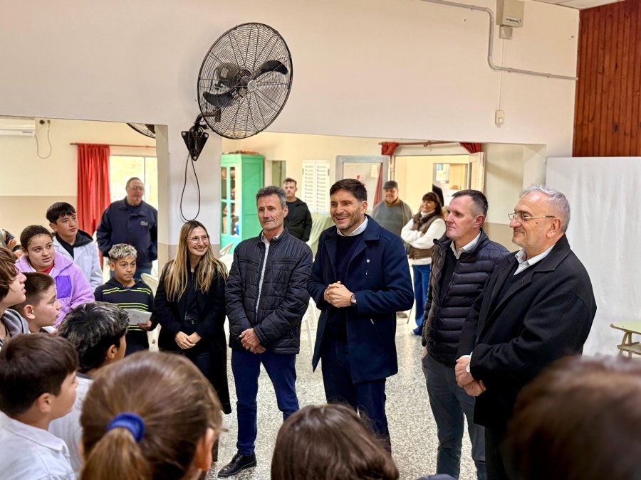 Significativo momento de la visita del Gobernador.