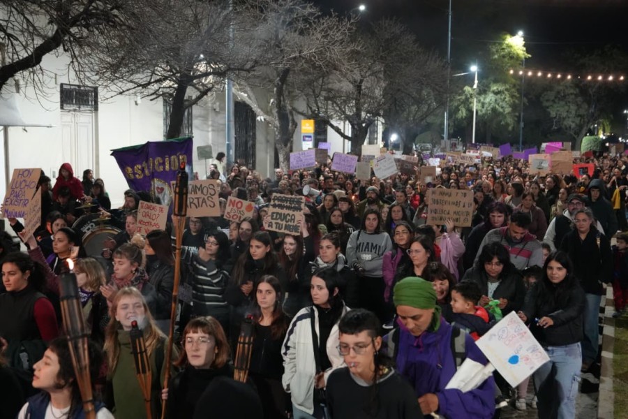 Una multitud marchando en el centro de la ciudad.
