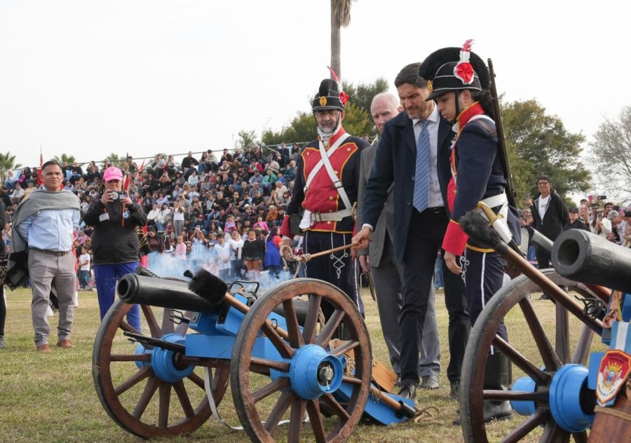 CEREMONIA. Pullaro encabez&oacute; este jueves en Puerto General San Mart&iacute;n el acto conmemorativo por el 180.&ordm; aniversario de la Batalla de Punta Quebracho.