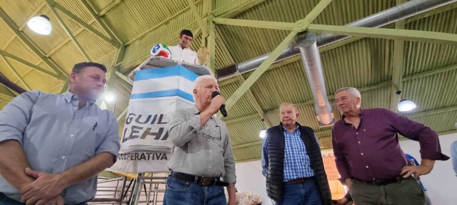 El gerente Comercial de Hacienda de la Cooperativa Lehmann, Mauricio Tschieder desde el puesto de martillero junto a los representantes de las caba&ntilde;as que participaron de la iniciativa.