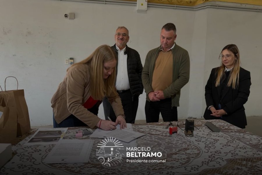La ministra suscribiendo el acuerdo.