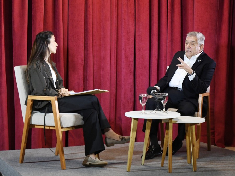 Rub&eacute;n Gonz&aacute;lez en el living de El Lienzo para dejar registro de la historia de Aguas & Procesos.