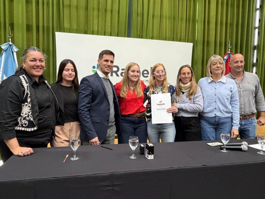 En Rafaela, la ministra Victoria Tejeda junto al intendente, Leonardo Viotti en el Sal&oacute;n Verde del Municipio. (FOTO SCS)