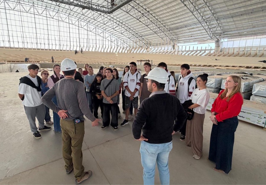 La delegaci&oacute;n encabezada por la ministra Tejeda durante su visita al vel&oacute;dromo que se construye en el suroeste de la ciudad. (FOTO SCS)