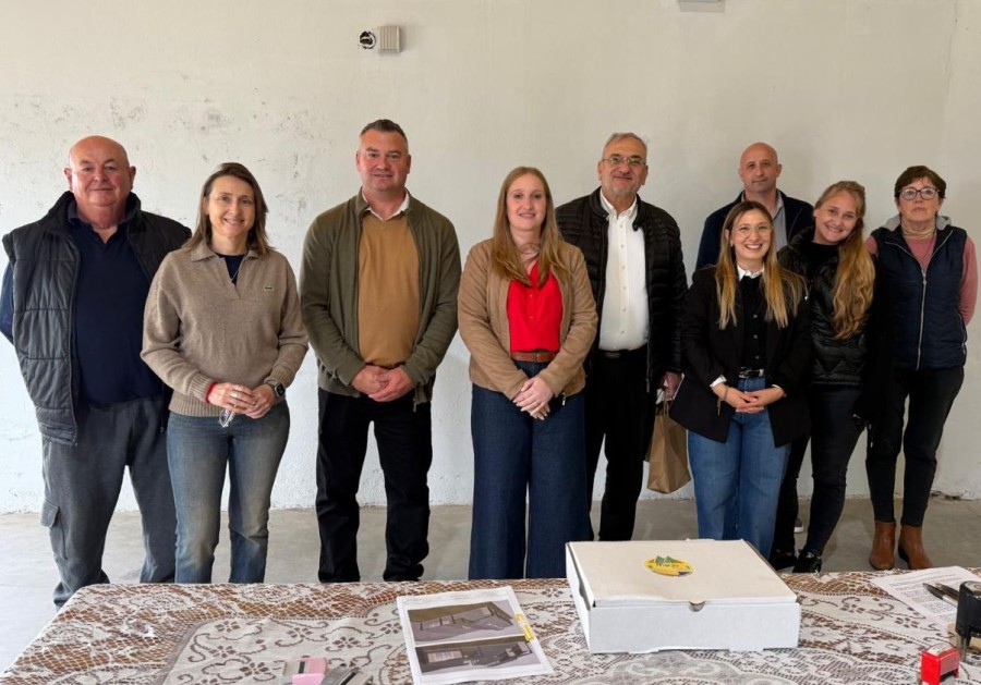 La ministra Victoria Tejeda junto al senador provincial, Alcides Castagno, durante una de las actividades en el departamento Castellanos. (FOTO SCS)
