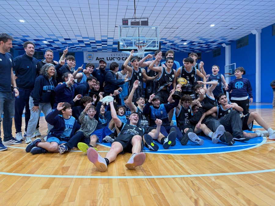 CAMPEON. El elenco de barrio Alberdi festej&oacute; en el Lucio Casar&iacute;n.