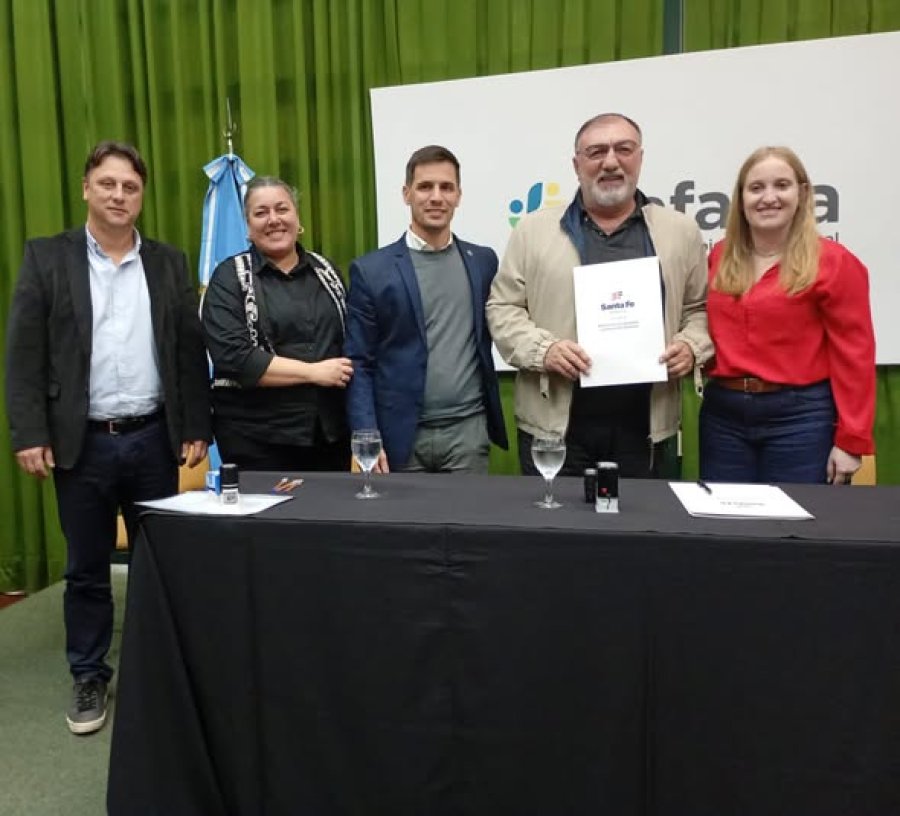 La imagen tras la firma del acuerdo.