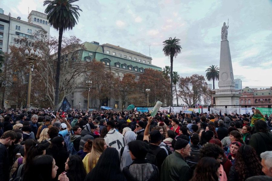 FANATICOS DE LUTO. La Plaza de Mayo se convirti&oacute; en un epicentro de misa ricotera entre los primeros pogos y calles cerradas.