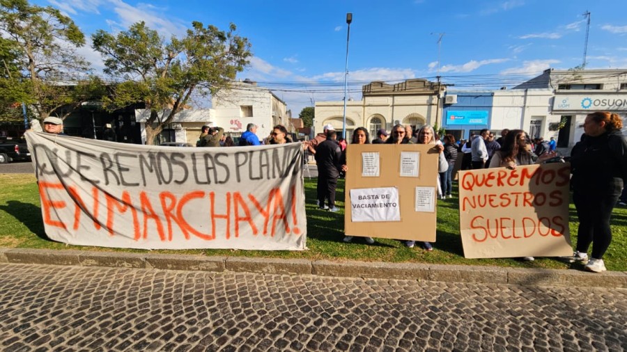 Trabajadores de la planta de Lehmann de Ver&oacute;nica durante la protesta frente a la Delegaci&oacute;n del Ministerio de Trabajo en Rafaela.
